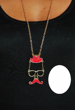 Αποκριάτικο αξεσουάρ μενταγιόν καπέλο με γυαλιά από την εταιρία Epilegin. Αποκριάτικο αξεσουάρ μενταγιόν καπέλο με γυαλιά από την εταιρία Epilegin.