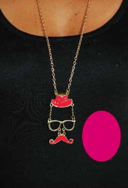 Αποκριάτικο αξεσουάρ μενταγιόν καπέλο με γυαλιά από την εταιρία Epilegin. Αποκριάτικο αξεσουάρ μενταγιόν καπέλο με γυαλιά από την εταιρία Epilegin.