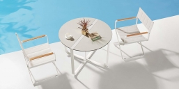 Τραπεζαρία Αλουμινίου & Teak Higold 3pcs Clint White από την εταιρία Epilegin. Τραπεζαρία Αλουμινίου & Teak Higold 3pcs Clint White από την εταιρία Epilegin.